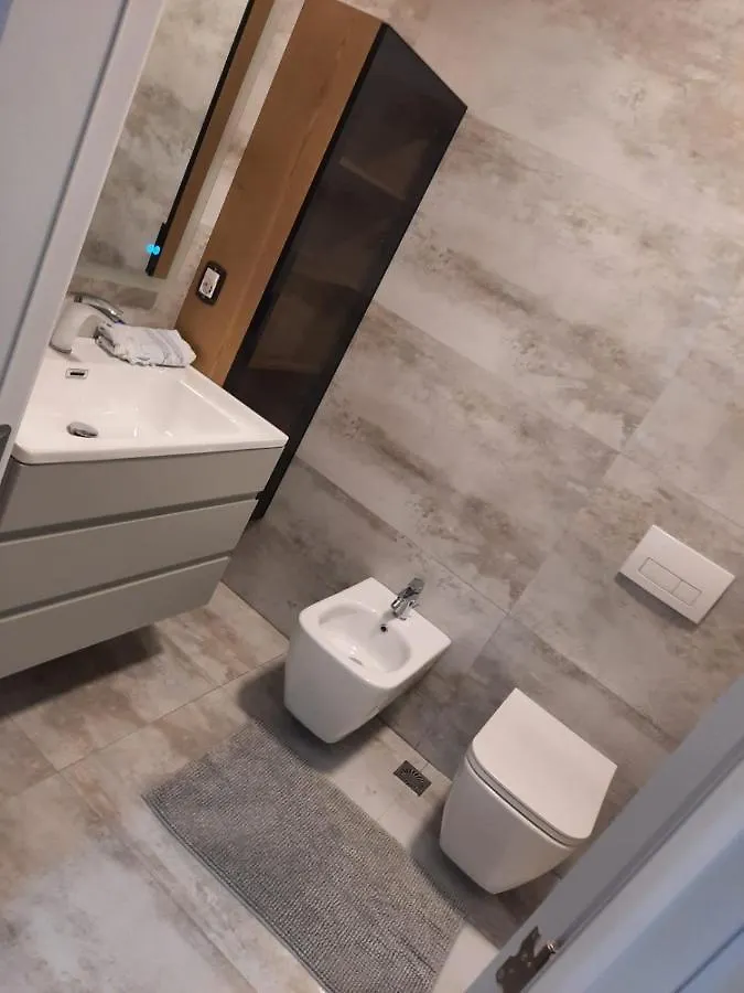 Lois Apartment Tirana 0*,